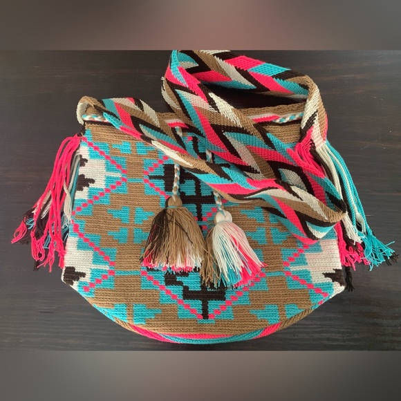 Unique and colorful artisan handmade colombian mochila (bag) - Picture 4 of 7